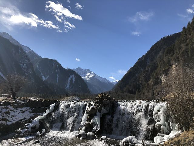 电瓶车加门票加旅游大巴的钱其实也不便宜了,此行只有古尔沟泡的温泉