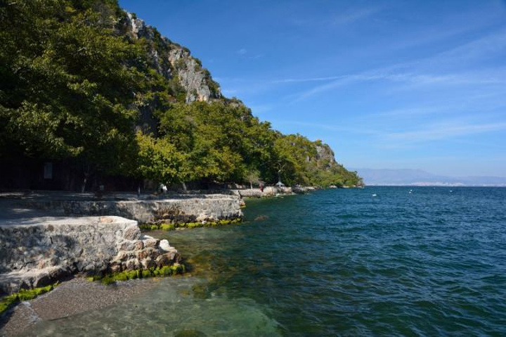 禄充风景区是抚仙湖的一个核心景区,可以坐船游玩,也可以沿湖边观赏