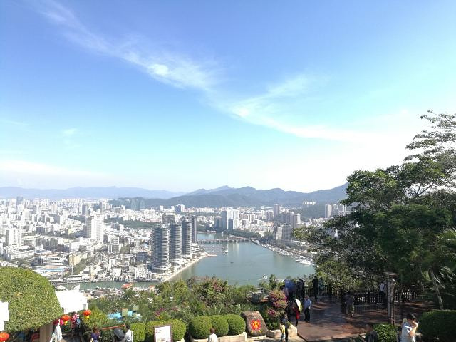 鹿回头风景区是三亚市最漂亮的风景区之一,虽然她不如其它一些景点