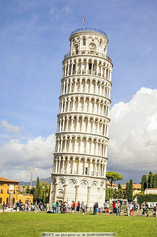 同时也是意大利最知名的地标建筑,第一眼见到比萨斜塔时,就完全被震撼