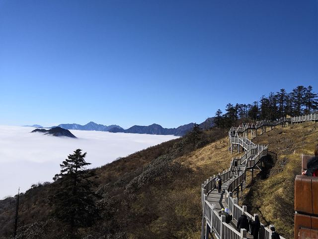 的雪是人工降的,天气好可以上山顶看云海还是比较适合_西岭雪山&quot