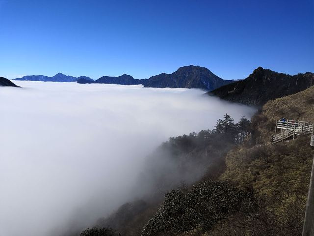 他哪里的雪是人工降的,天气好可以上山顶看云海还是比较适合_西岭雪山