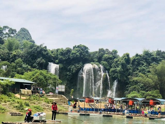 德天跨国瀑布景区,位于中国和越南边界,这里是中越50号界碑的所在地