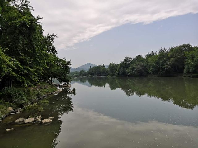 鼎湖峰是位于浙江的仙都风景区,是其标志性景点,有天下第一峰之称