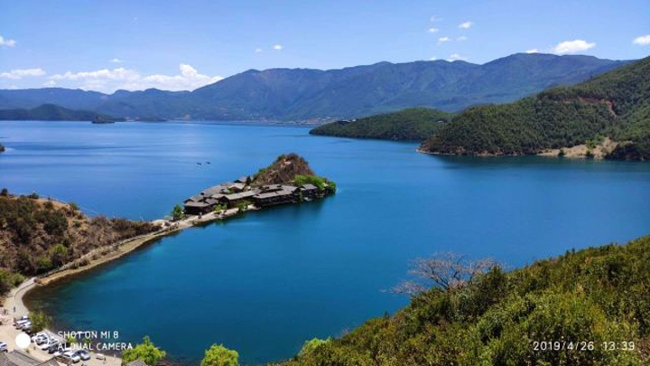湖泊东南面长满水草的大片湿地称为草海,广阔的水域称为亮海,湖面海拔