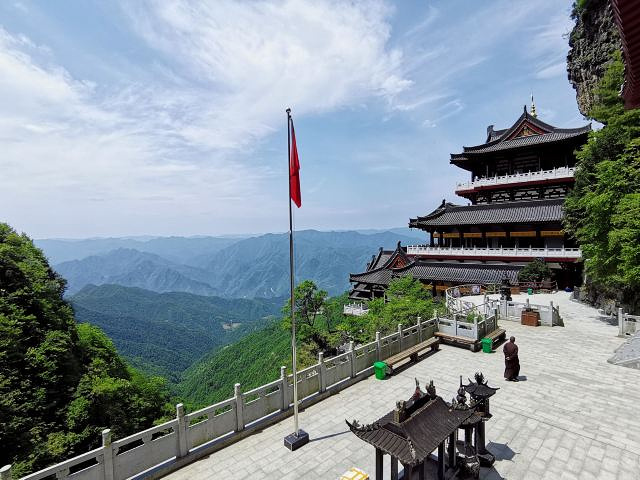 大雄宝殿修的很漂亮,弘一法师的真身殿一定要去看一下_南宫山国家森林