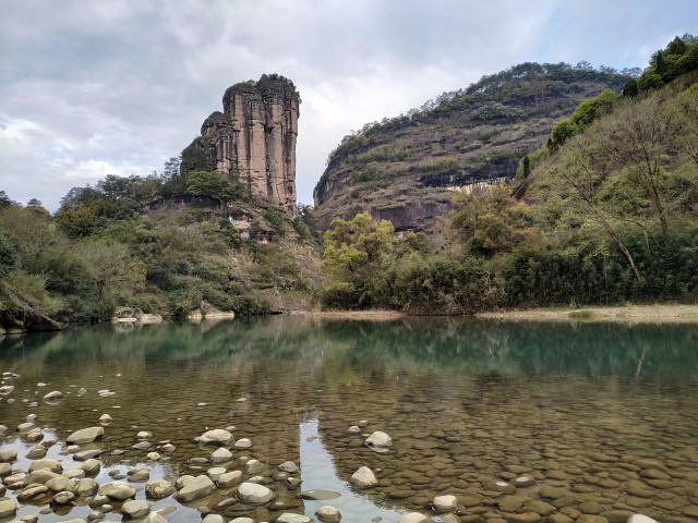 武夷山是国家级旅游圣地,山水一色,环境很好,可以登山,欣赏山峰魅力