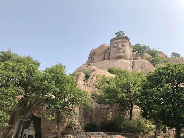 寺后山顶上的五莲大佛依顺山势而刻,俯视山海,保佑苍生