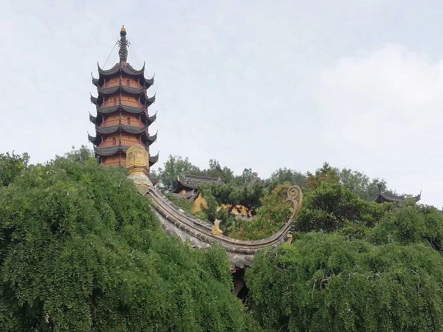 金山寺位于镇江金山公园,是个老牌景点,离长江很近,寺庙香火旺盛