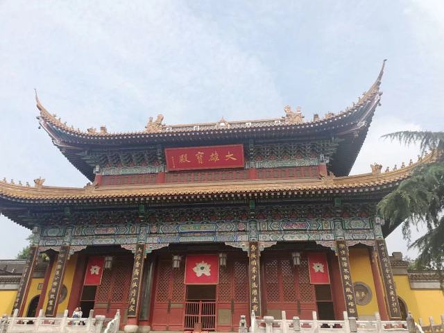 白娘子水漫金山寺非常有名的故事,金山寺位于镇江金山公园,是个老牌