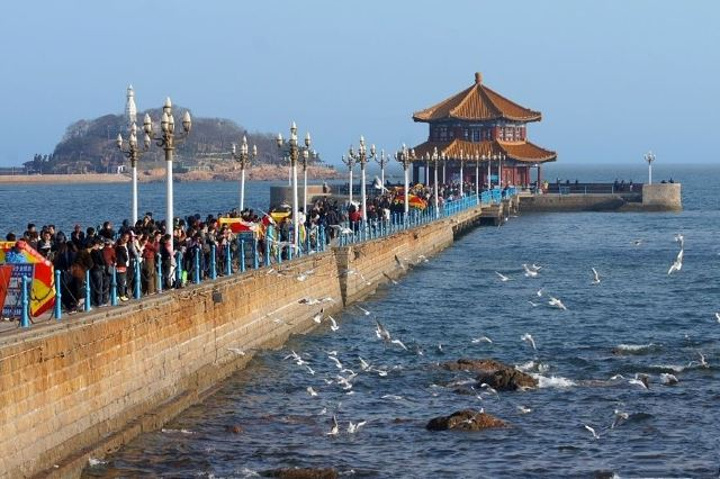 青岛栈桥青岛栈桥伸海湾长堤停靠旅游船