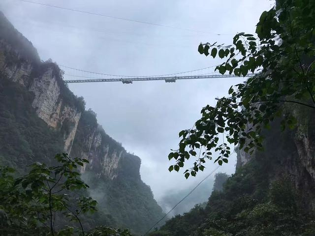 杨家界风景区东接张家界,北邻天子山,面积三十四平方公里