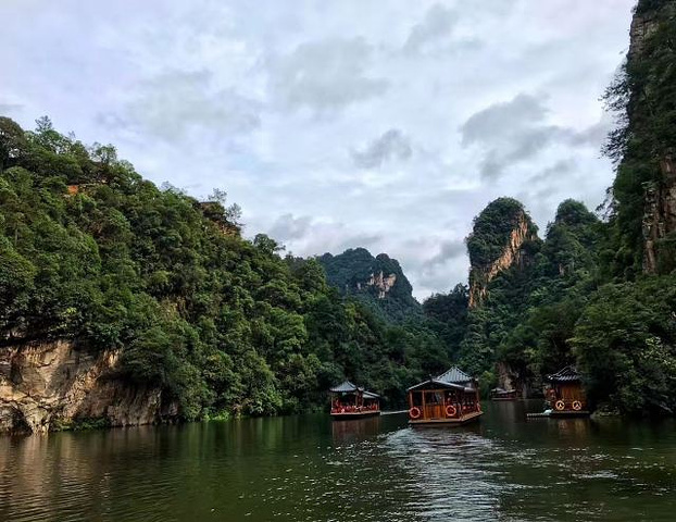 杨家界风景区东接张家界,北邻天子山,面积三十四平方公里