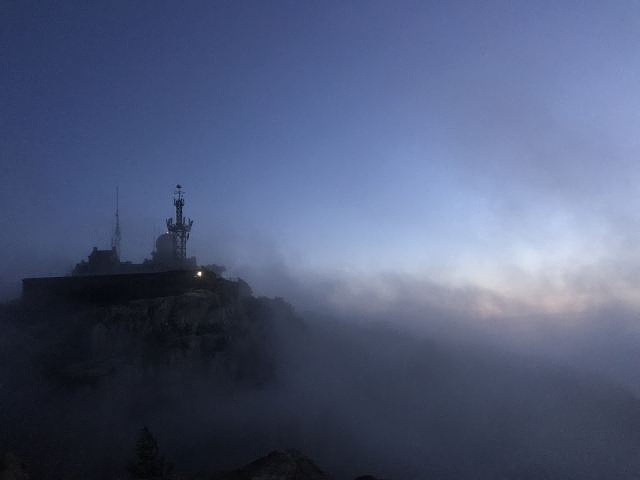 等到五点在瞻鲁台看日出 余光和云彩还是不错的,瞻鲁台拍个照片