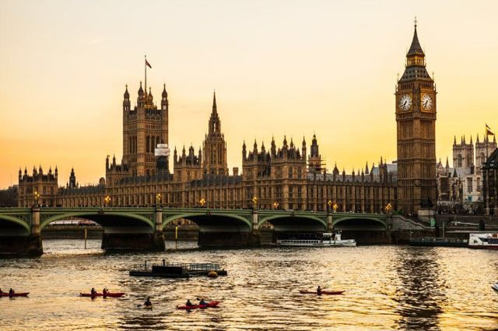 2022泰晤士河在英国伦敦,在傍晚时候来到泰晤士河南岸走到伦敦塔桥