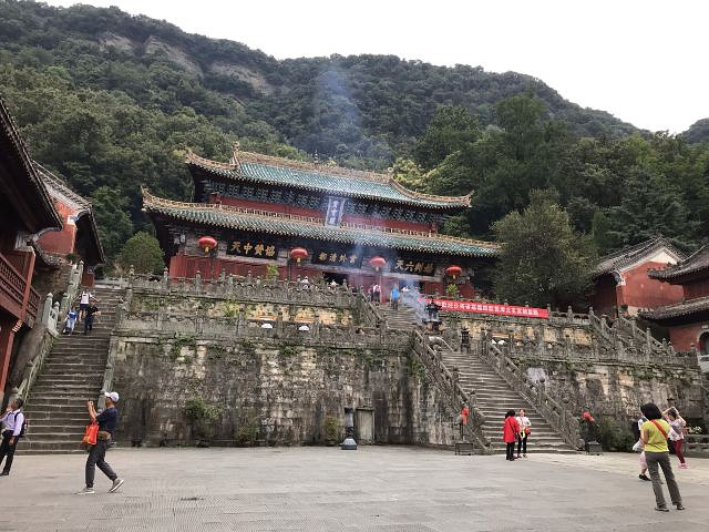 武当山景区开发得比较完善,可惜我们那天去的时候,直接乘景区公交车去