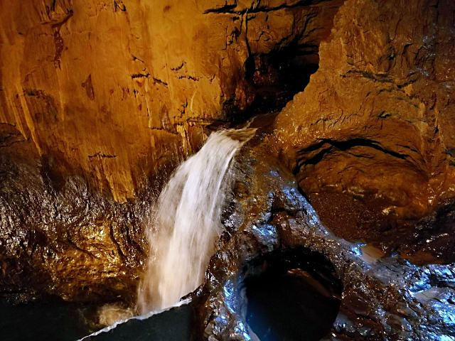 "在云南昆明九乡风景区的溶洞内，峡谷中的河水在进入溶洞口时，被洞口的巨石分为左右两支瀑布_雌雄双瀑"的评论图片