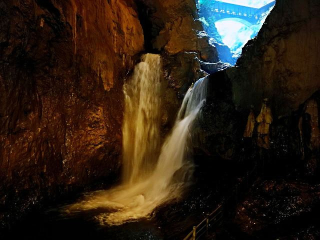 "在云南昆明九乡风景区的溶洞内，峡谷中的河水在进入溶洞口时，被洞口的巨石分为左右两支瀑布_雌雄双瀑"的评论图片
