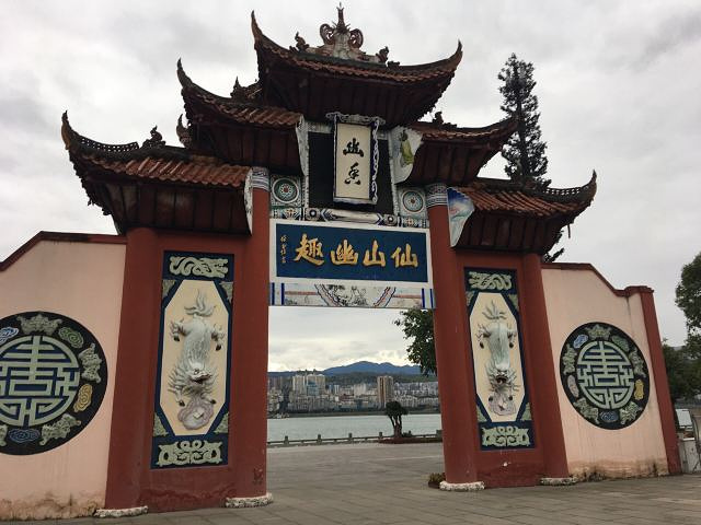 可以走奈何桥,过鬼门关,是个值得一去的景点