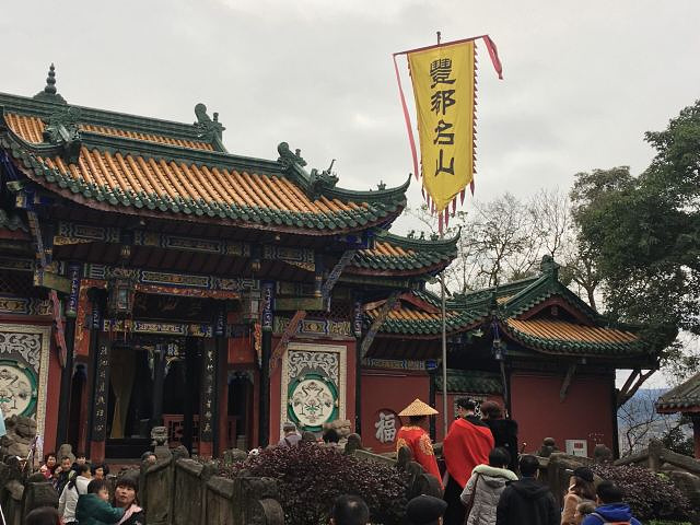 可以走奈何桥,过鬼门关,是个值得一去的景点