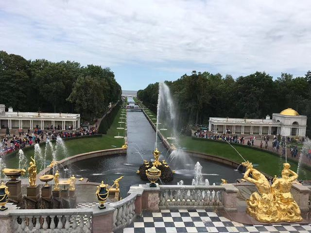 "来到俄罗斯真的非常意外，不知道他们还有这么漂亮的建筑，夏宫是当时一个国王休息的地方，所以说建设..._彼得霍夫宫"的评论图片