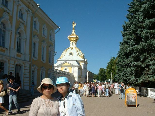 "位于俄罗斯的北方城市圣彼得堡有一个著名的夏宫，这里靠海，是一座集中地景海景花园为一身的皇帝夏宫..._彼得霍夫宫"的评论图片