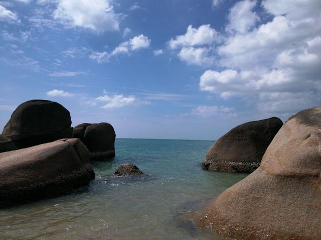 天涯海角只是刻在二个石头上,没什么意思,三亚最美的应该是沙滩,椰子