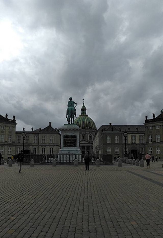 "作为北欧著名的历史古城，哥本哈根市内有许多历史遗迹，有古老的城堡建筑和教堂，有许多矗立街头的青铜铸像_桌山"的评论图片