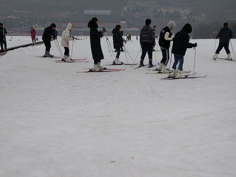 卧虎山滑雪场旅游景点图片