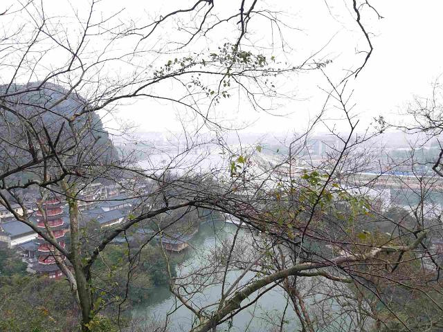 "当然就景点而言，制高点可以远眺大半个桂林还是不错的，可能淡季人少，景点舒适性大大提高，还是好评吧_叠彩山"的评论图片