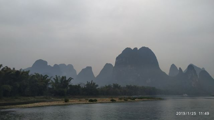 "...山水甲天下，必须亲眼目睹一下，天气虽不太好，可游人兴致不减，坐着游船游了近4个半小时到阳朔，值_雁山园"的评论图片