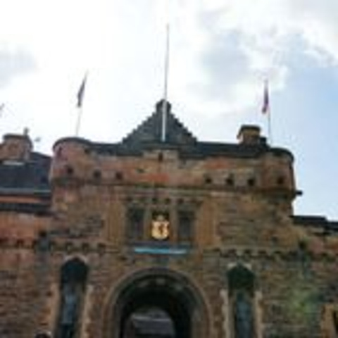 "城堡也是石头色，显得很旧很古老，感觉不到皇家的气派。和城里其他建筑一样，&#x20_爱丁堡城堡"的评论图片