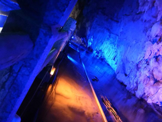 通天地下河景区