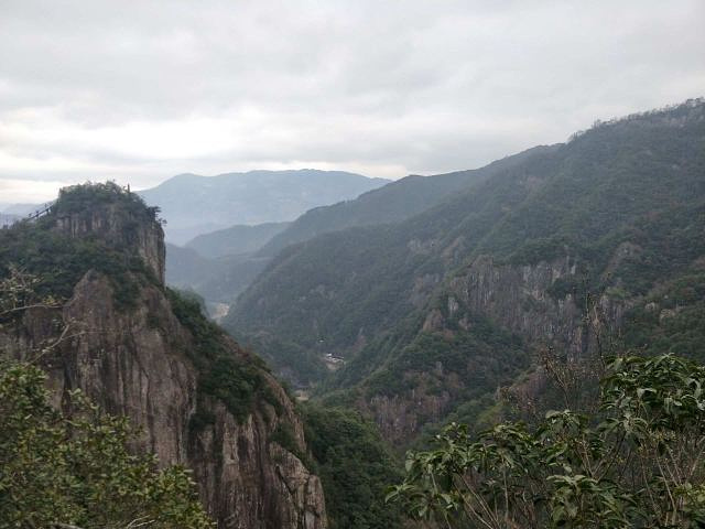 "风景还是可以的，比较典型的浙江山景风格。有山有水有瀑布，相信春，夏，秋游览感觉会更好些_龙湾潭国家森林公园"的评论图片