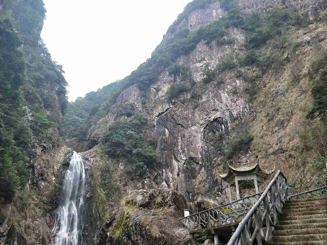 "风景还是可以的，比较典型的浙江山景风格。有山有水有瀑布，相信春，夏，秋游览感觉会更好些_龙湾潭国家森林公园"的评论图片