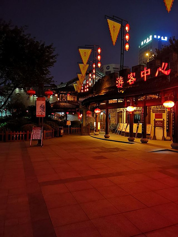泸州老窖广场的夜景也很漂亮没有其他游客整个广场静悄悄的现场有浓浓