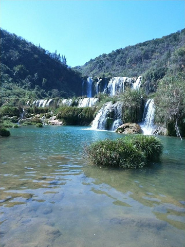 "...台绕水瀑蜿蜒而下，几里外就听到大瀑布的轰呜响声，浅滩与深潭相连，瀑布水珠在太阳下形成彩带非常美_九龙瀑布群"的评论图片