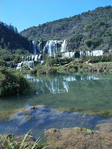 "...台绕水瀑蜿蜒而下，几里外就听到大瀑布的轰呜响声，浅滩与深潭相连，瀑布水珠在太阳下形成彩带非常美_九龙瀑布群"的评论图片