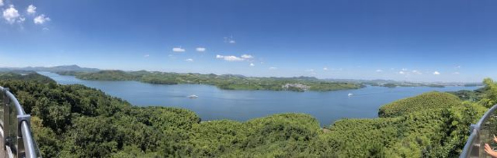 登頂後風景優美,視野開闊,藍天碧水,下山路段有幾個人造小景點,很有