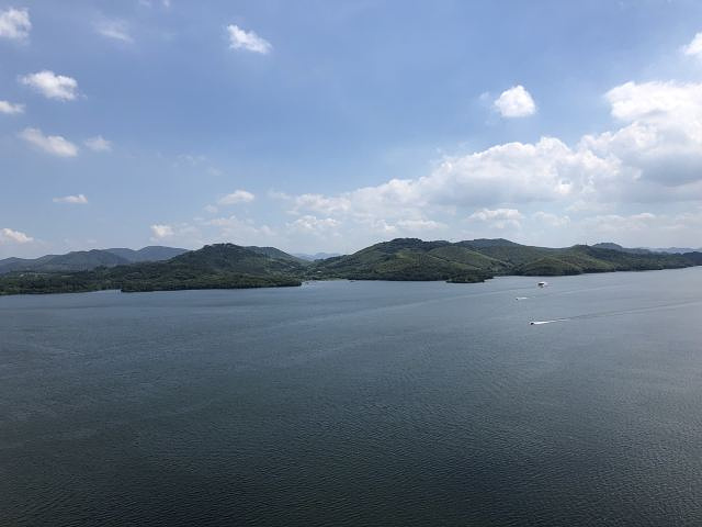 登頂後風景優美,視野開闊,藍天碧水,下山路段有幾個人造小景點,很有