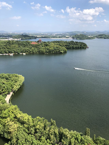 登頂後風景優美,視野開闊,藍天碧水,下山路段有幾個人造小景點,很有