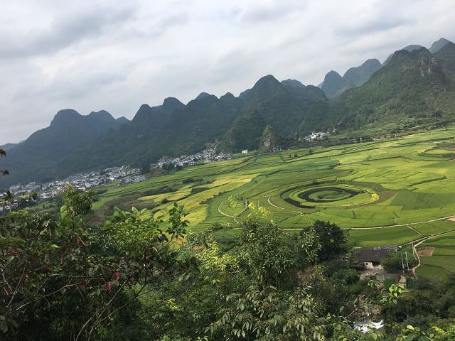 等到了布依族居住的地方,山间一派田园风光,还有八卦图,据说是自然