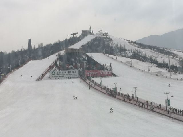 松鸣岩国际滑雪场