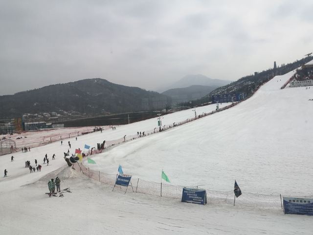 松鸣岩国际滑雪场