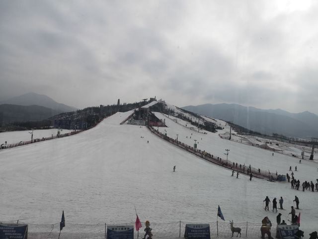 松鸣岩国际滑雪场
