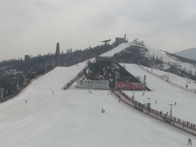 松鸣岩国际滑雪场
