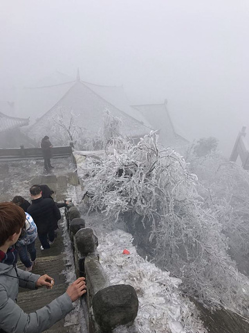 "不像武当山，三清山那么气喘吁吁，这个非常轻松。正月十五元宵节，遇见了雾凇景观，非常美_木兰山"的评论图片