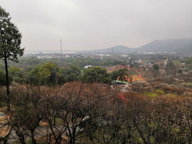 香雪海位于苏州市光福镇,毗邻太湖,是中国历史上第一个赏梅地,也是最