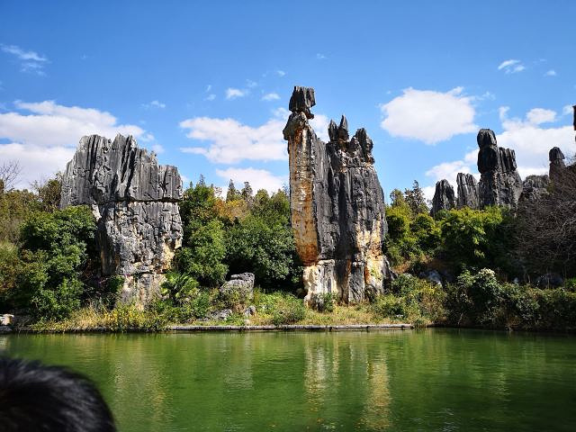 小石林也很漂亮大片的绿草坪配着蓝天非常赏心悦目