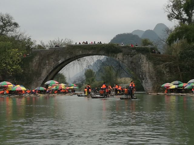 "遇龙河漂流从金龙桥出发没多久就到了，有一种古朴沧桑的美，桥洞不高，坐在竹筏上高个子堪堪掠过，两..._遇龙河景区"的评论图片